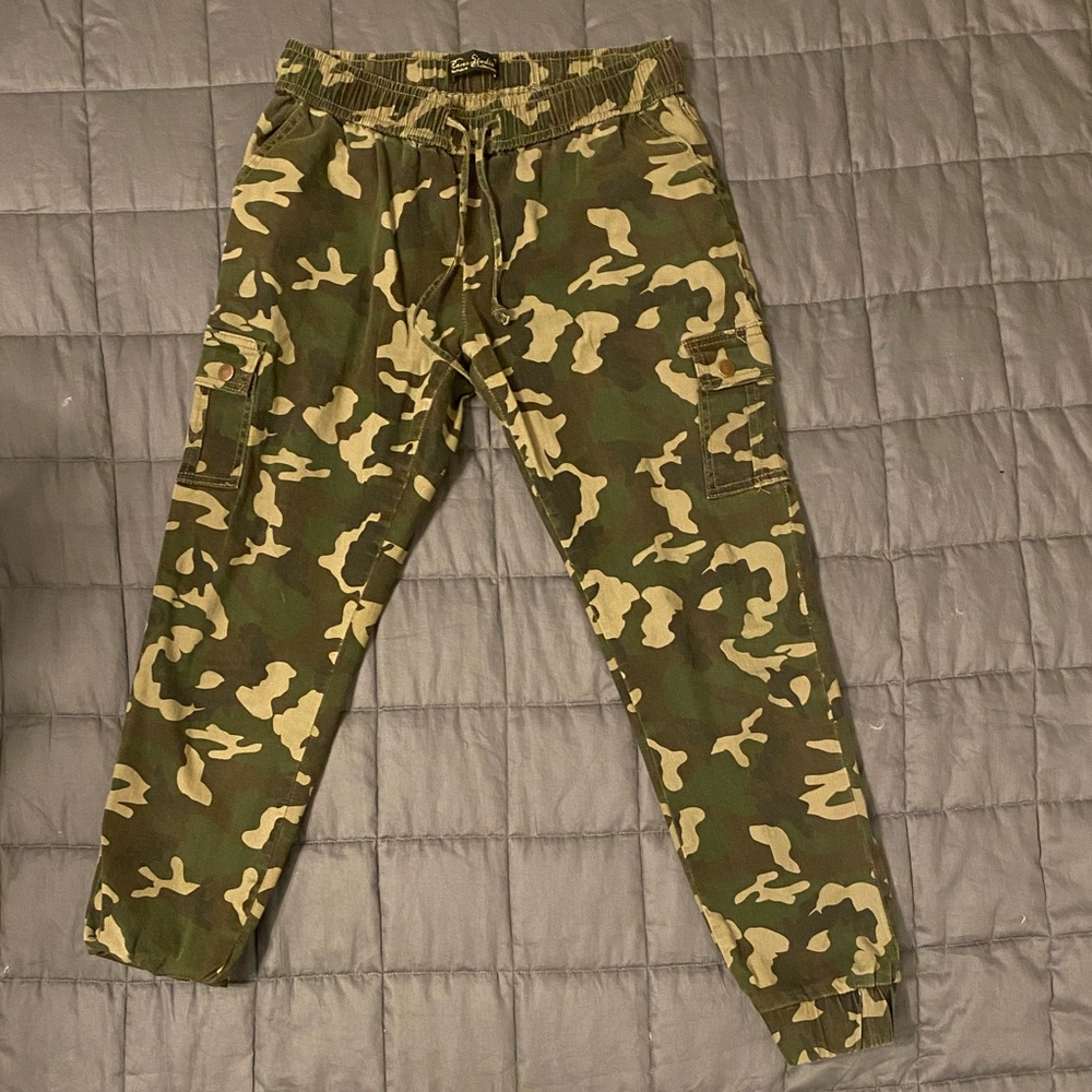 Camo jogger with cargo pockets. Sz XL